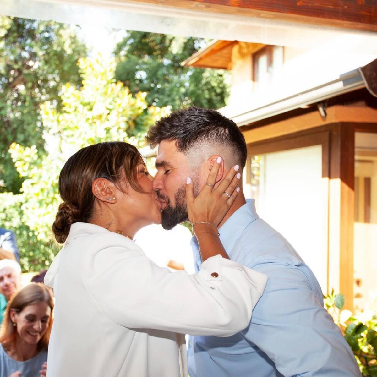 sellaron su matrimonio con un beso.