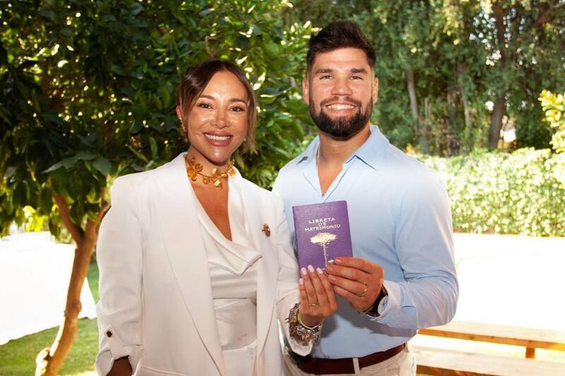 posaron muy felices con su libreta de matrimonio.