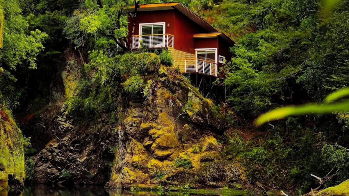 Este increíble camping con cabañas sobre el río es perfecto para desconectar y disfrutar de maravillosas vistas
