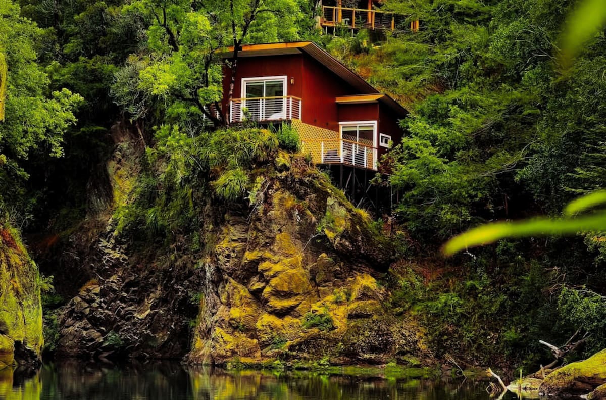 Este increíble camping con cabañas sobre el río es perfecto para desconectar y disfrutar de maravillosas vistas