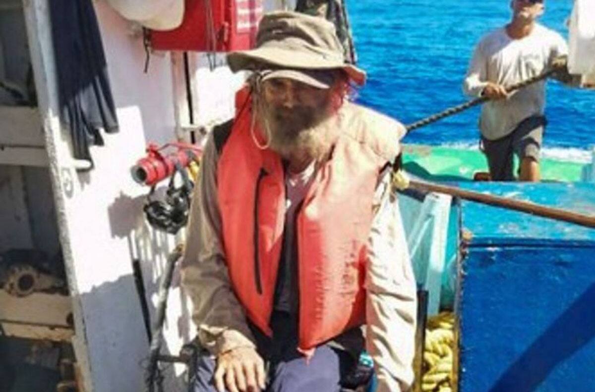 VIDEO | Rescataron a un náufrago junto a su perrita: Estuvo dos meses en medio del mar