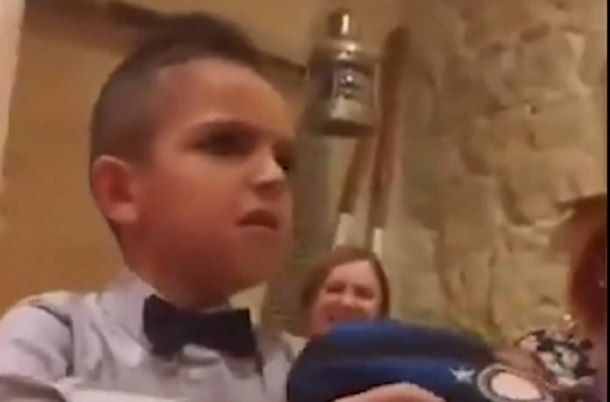 VIDEO | Le regalaron la camiseta del archirrival para Navidad y así reaccionó: ¿Qué harían ustedes?