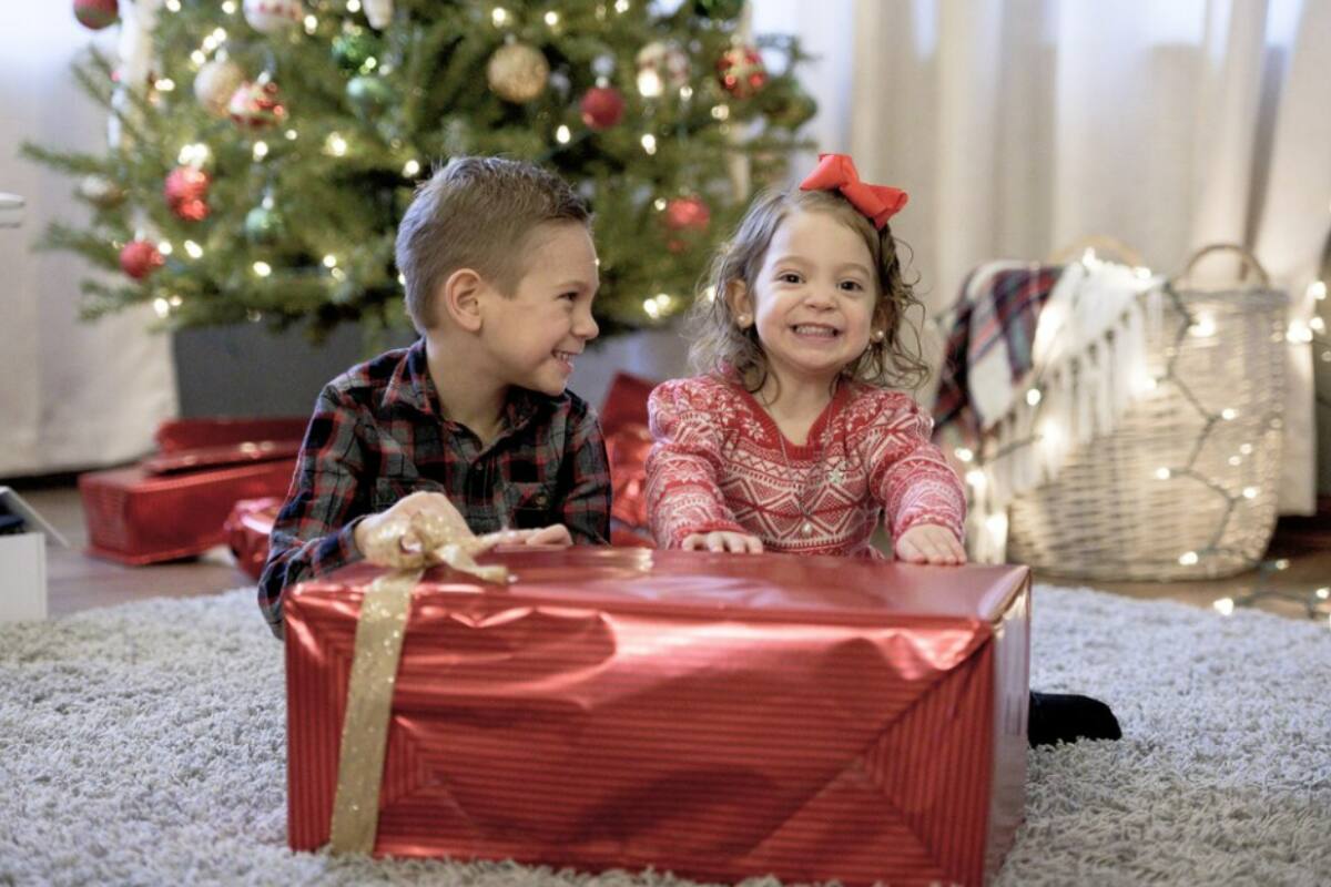 Los más pequeños de la casa no pueden esperar para abrir sus regalos esta Navidad.
