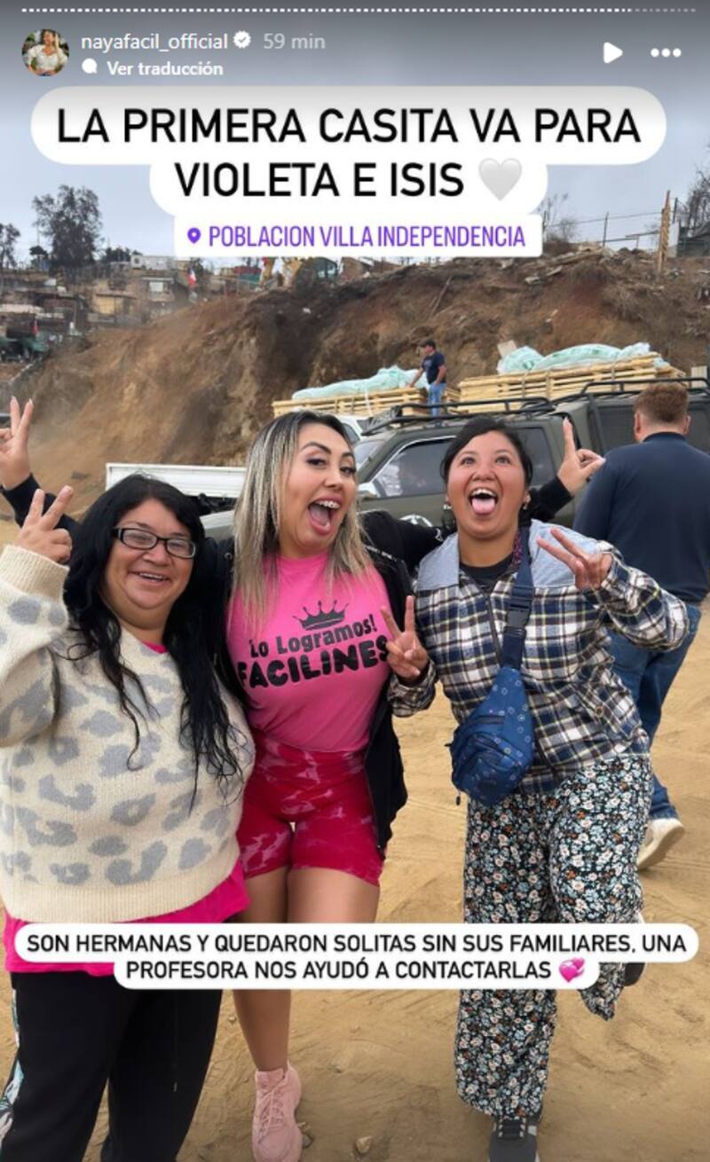 Naya Fácil y la primera familia que recibió la casa prefabricada.