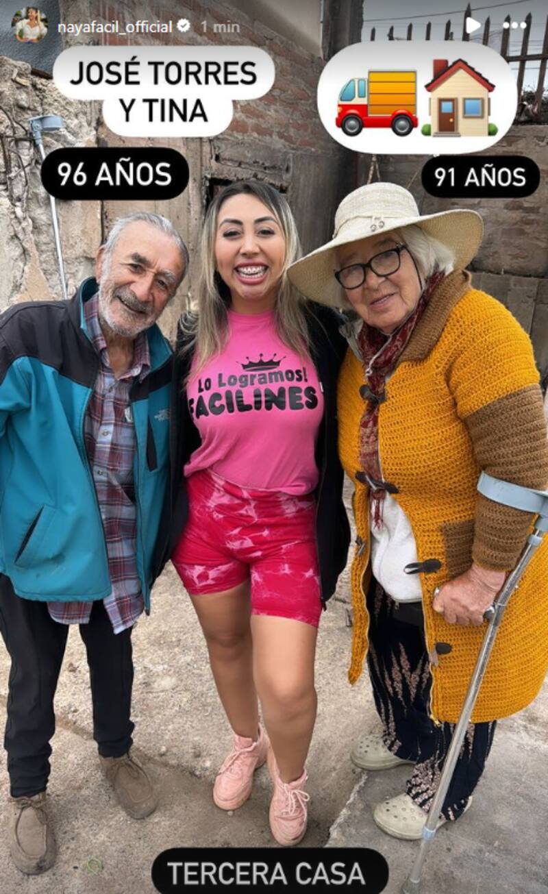 y la tercera familia que recibió la casa prefabricada.