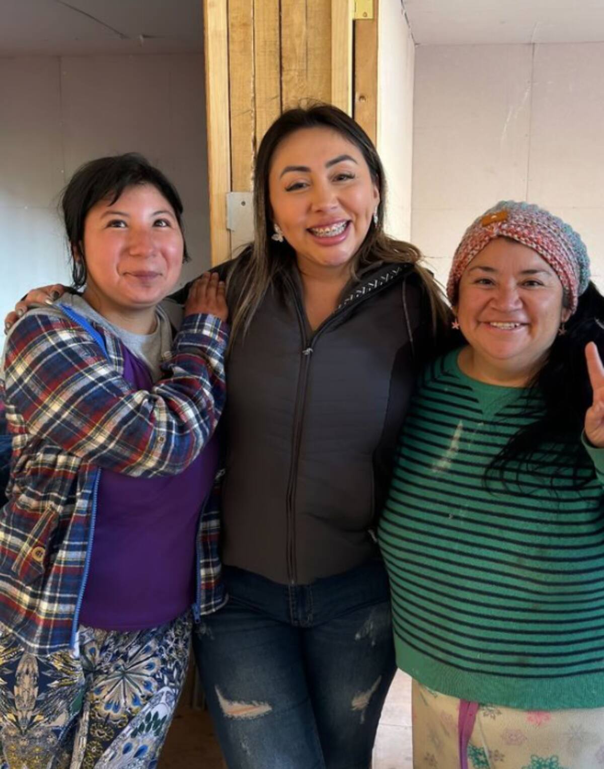 Naya Fácil y las hermanas afectadas por los incendios.