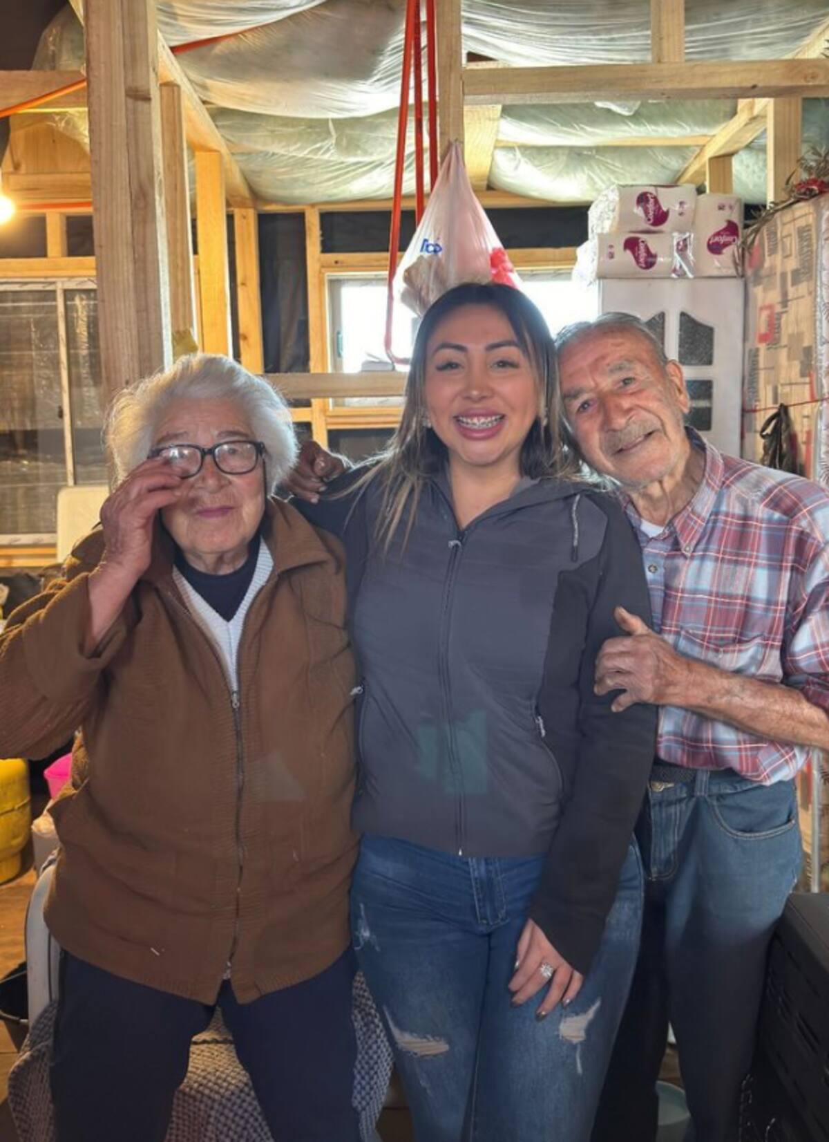 Naya Fácil visitó a pareja de adultos mayores afectado tras los incendios.