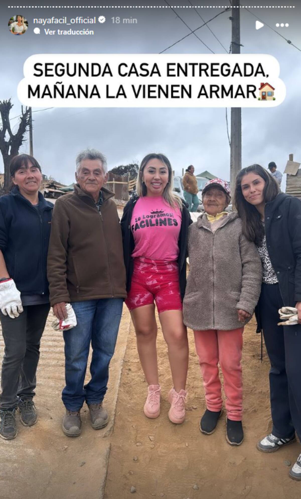 con la segunda familia que recibió la casa prefabricada.