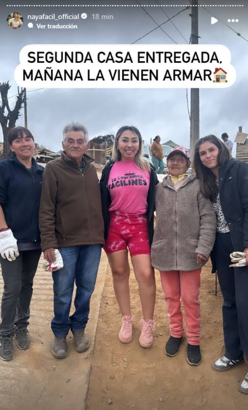 con la segunda familia que recibió la casa prefabricada.