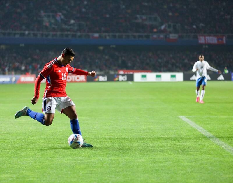 El lateral derecha quedó en duda para La Roja tras sufrir lesión el fútbol belga.