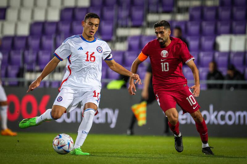 Nayel Mehssatou tuvo acción en el empate 2-2 de La Roja con Qatar. Crédito: Agencia Aton.