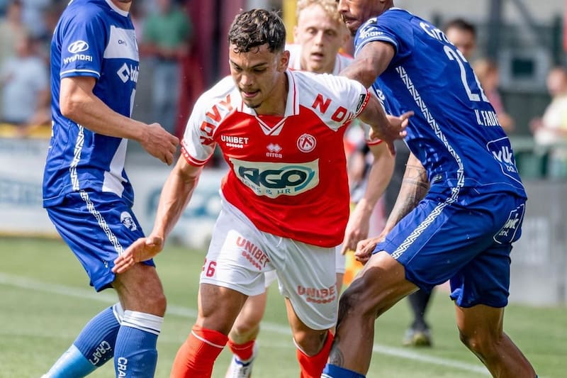 El lateral derecho podría dejar el fútbol belga para tener su primera incursión en el fútbol chileno a los 22 años.