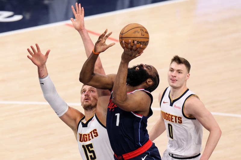 James Harden lideró a Clippers a la victoria. EFE