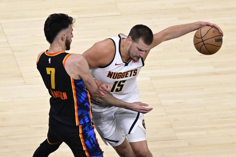 Nikola Jokic le ganó el primer duelo a Shai. EFE