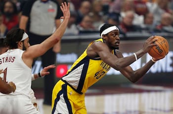 Playoffs NBA: Golden State gana pero Curry se lesiona, Indiana vuelve a golpear a Cleveland