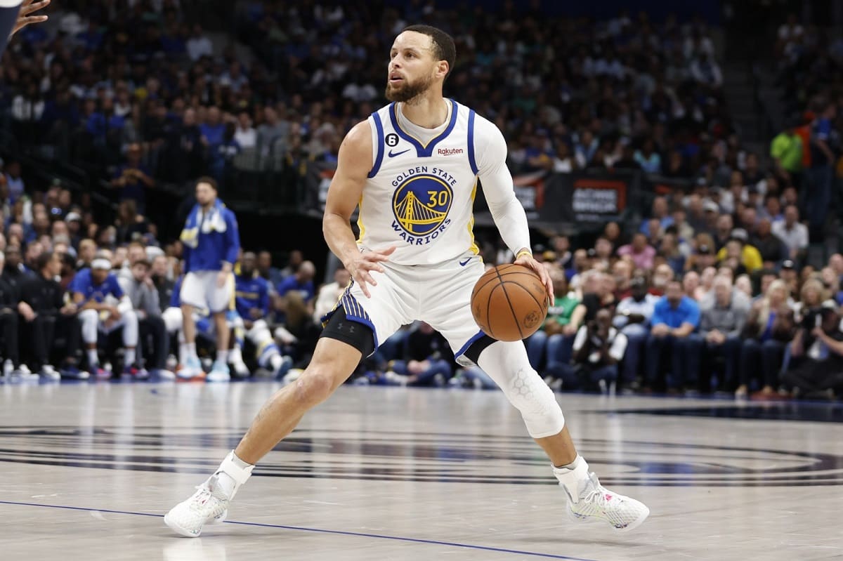 Los Warriors le ganaron un polémico partido a Dallas Mavericks.