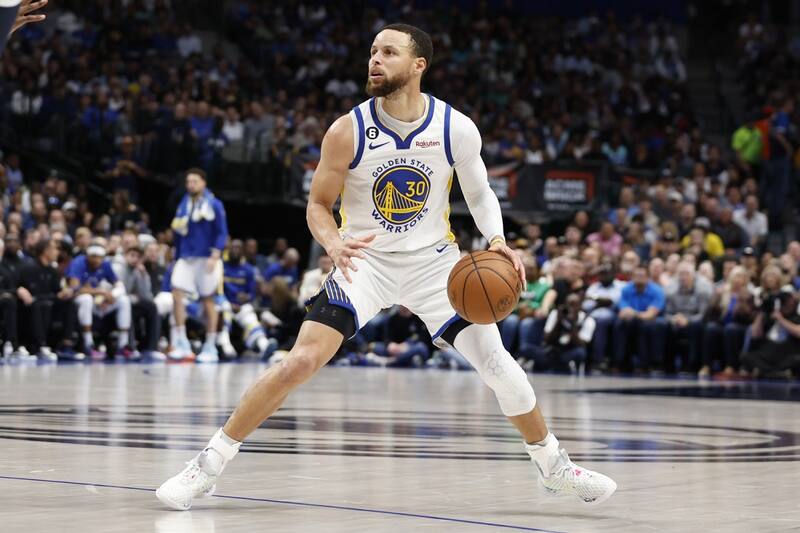 Los Warriors le ganaron un polémico partido a Dallas Mavericks.