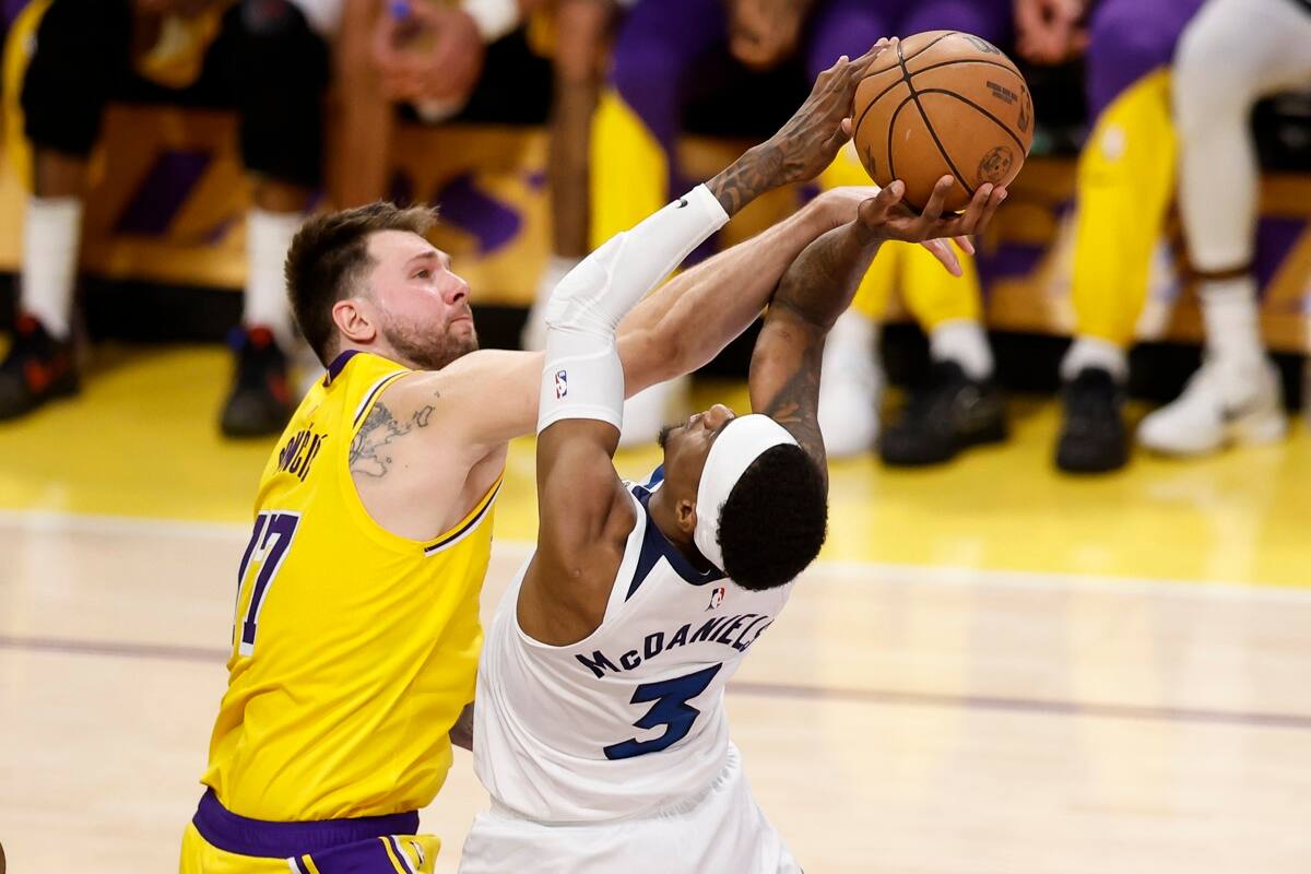 Luka Doncic de Los Angeles Lakers vs Minnesota Timberwolves. EFE