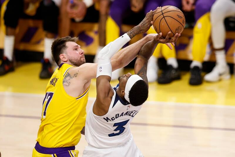 Luka Doncic de Los Angeles Lakers vs Minnesota Timberwolves. EFE