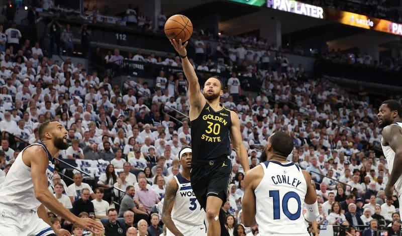 Curry minutos antes de lesionarse ante Minnesota.