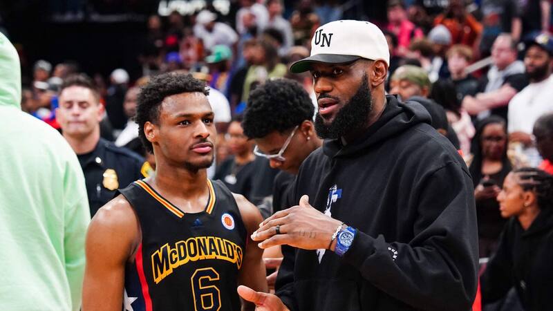 Bronny James junto a su padre LeBron.