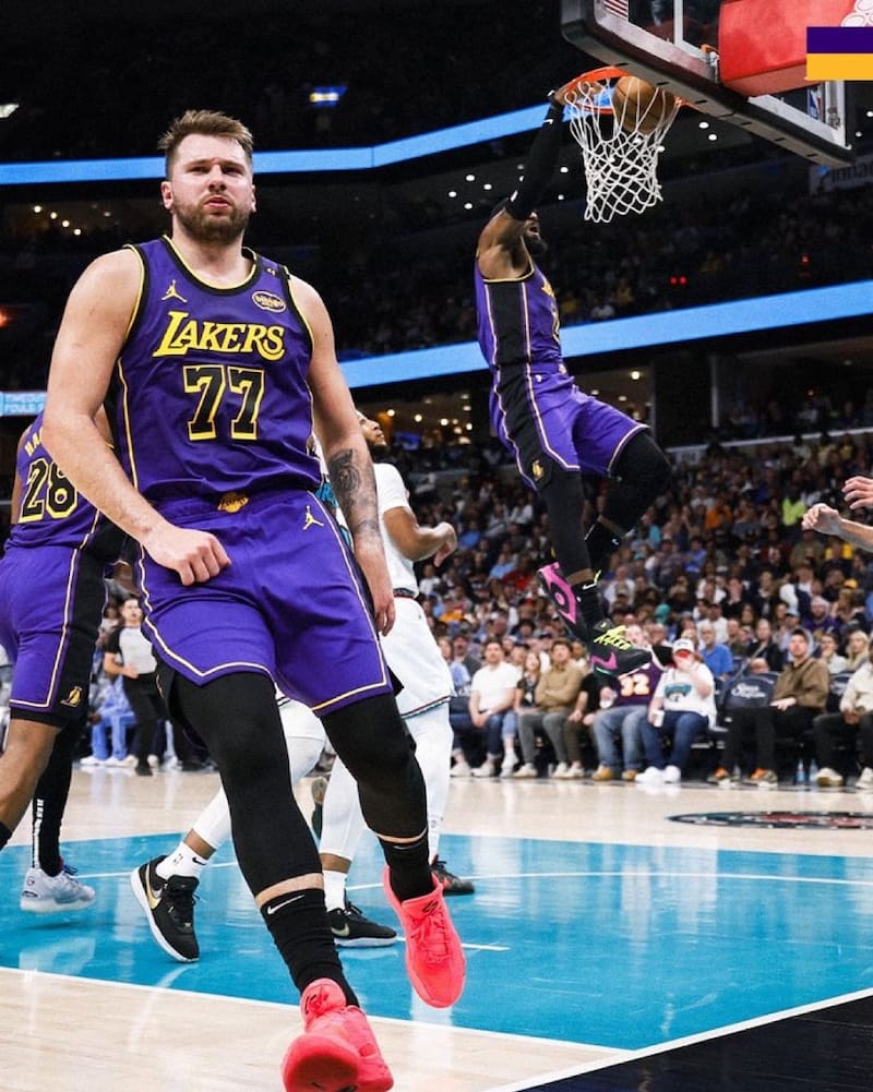 La imagen de LeBron y Doncic que ya se hizo viral. Foto: NBA