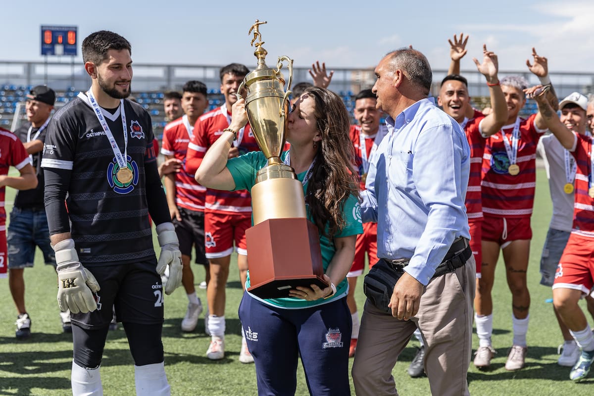 Neba Ivusic, gerente deportiva de Aguará, besa un trofeo que demoró 7 años en llegar: el de la Tercera División B.