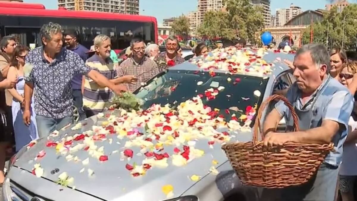 El cantante fue vitoreado en su regreso a la capital. Créditos: Captura 24 horas