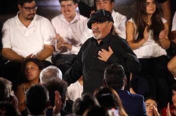 El Cómbac: Así puedes ver gratis la desconocida serie que protagonizó el Negro Piñera