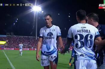 Nehuén Paz sufre tras salir de la UC: lo sacan en el primer tiempo, se va goleado y le echan a su DT