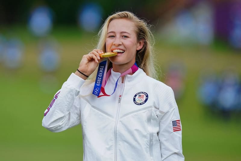 Con su medalla de oro olímpica, representando a Estados Unidos.