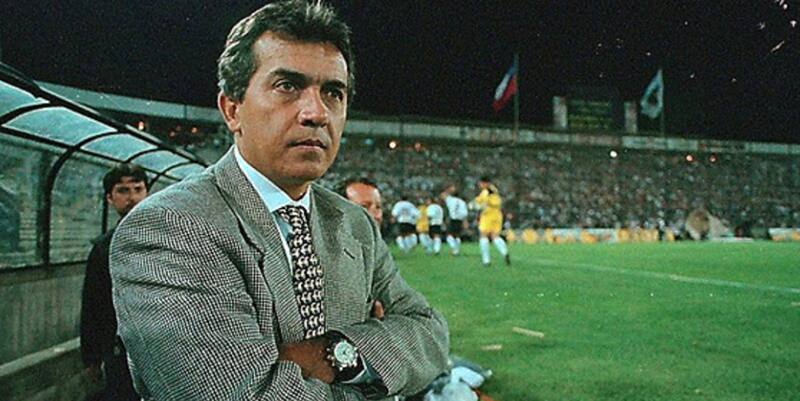 dirigió a Colo Colo en la temporada 1999.