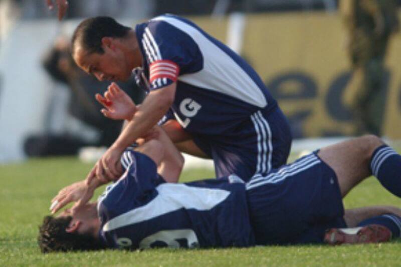 Nelson Pinto recibió el impacto de una piedra en el Estadio Monumental en el Superclásico que se disputó en agosto del 2003.