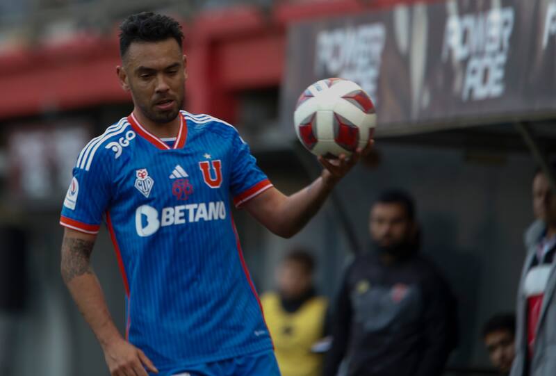 Los argentinos Nery Domínguez y Emmanuel Ojeda luchan por la titularidad en la U.