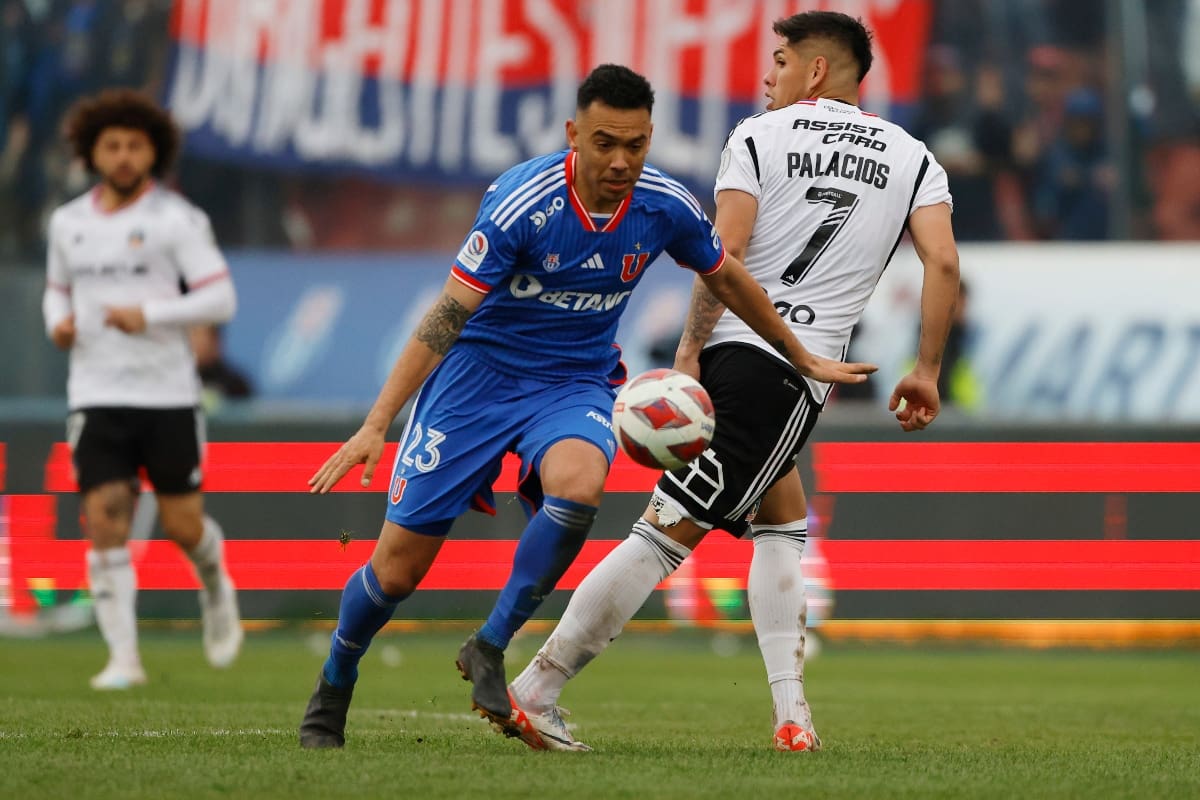 defendiendo a Universidad de Chile en el Superclásico contra Colo Colo. Foto: Aton