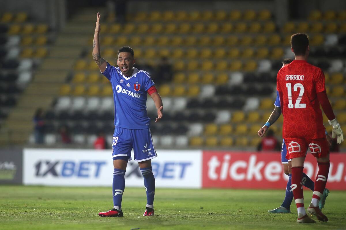 Pese a no ser titular, Domínguez sigue liderando el camarín azul.