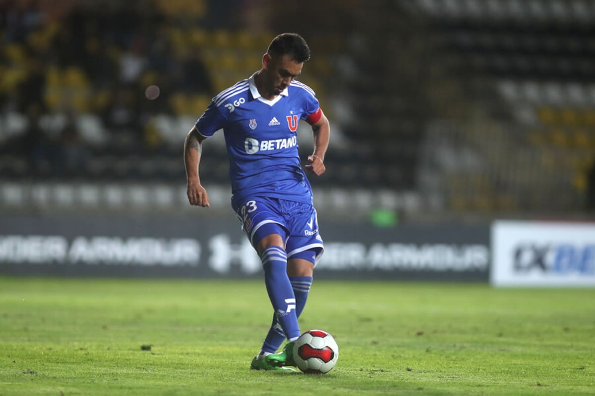 El argentino portando la jineta de capitán en duelo amistoso de la U. Foto: Aton.