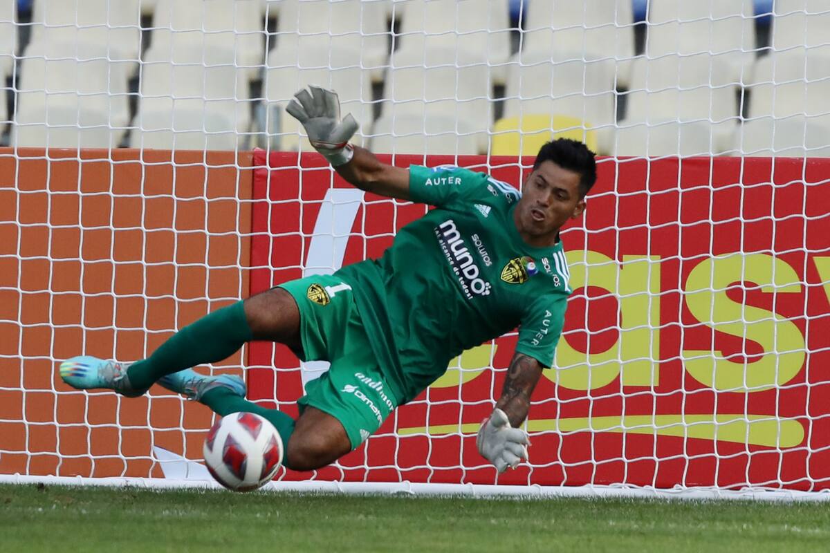 Nery Veloso fue figura en Fernández Vial en los penales ante Deportes Concepción.
(Foto: Aton)