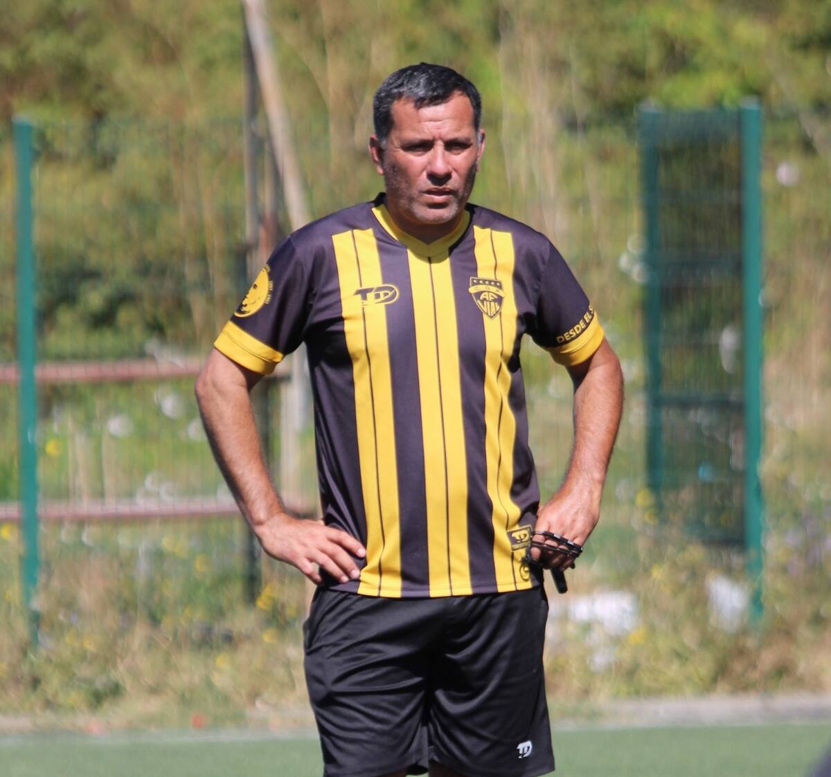 El estratega se mantiene al mando de los entrenamientos del Almirante pese a que venció el plazo para presentar la documentación ante Tercera División. Foto: Facebook C.D Arturo Fernández Vial.