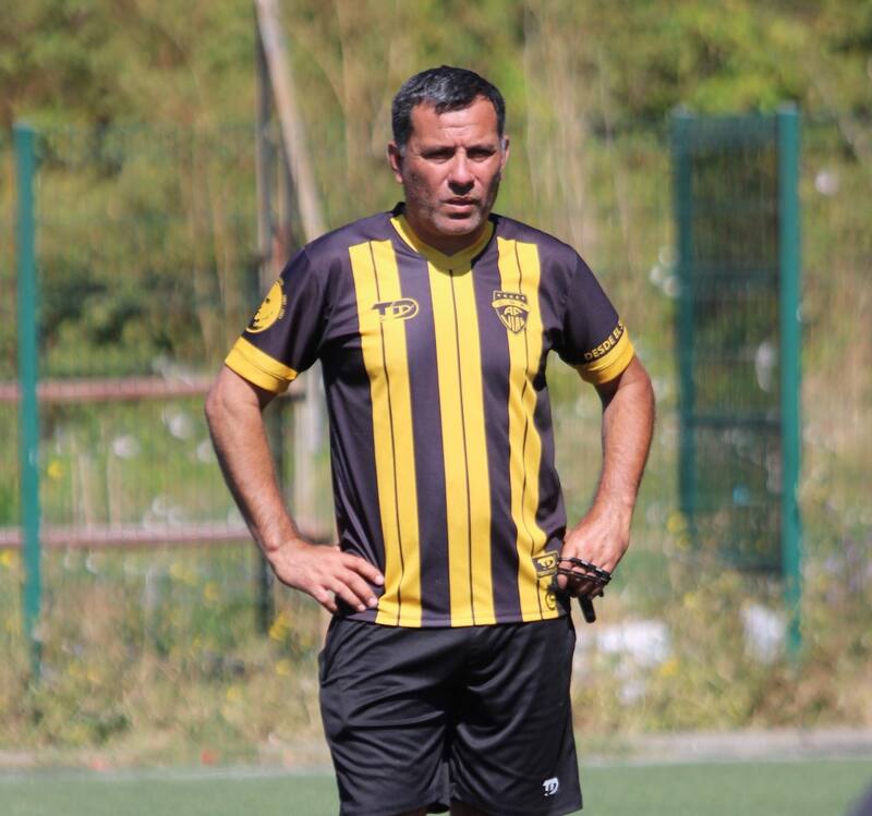 El estratega se mantiene al mando de los entrenamientos del Almirante pese a que venció el plazo para presentar la documentación ante Tercera División. Foto: Facebook C.D Arturo Fernández Vial.