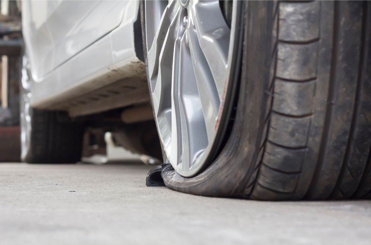 ¿Qué hacer si se revienta un neumático cuando voy manejando?