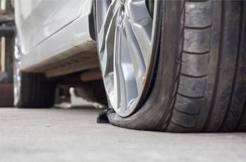 ¿Qué hacer si se revienta un neumático cuando voy manejando?