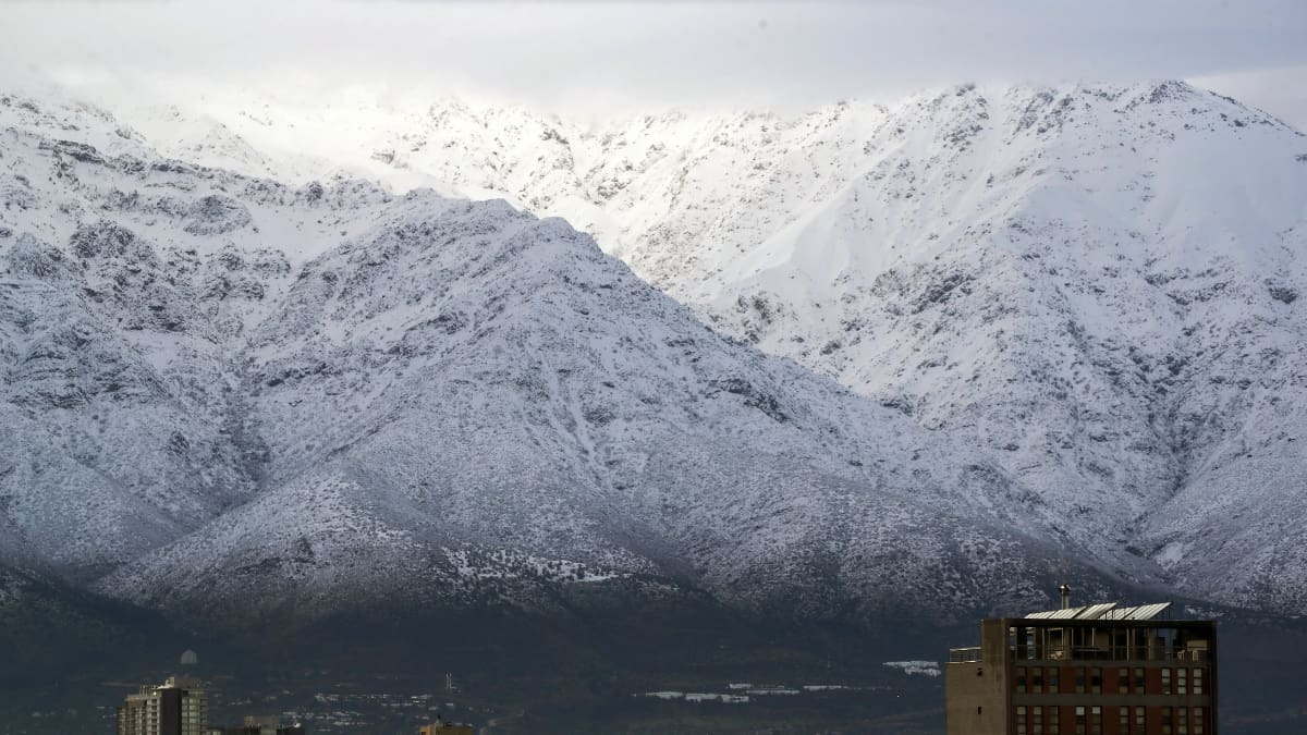 Con nevadas y tormentas eléctricas en algunos sectores: Continúa avance del sistema frontal hacia la zona central del país