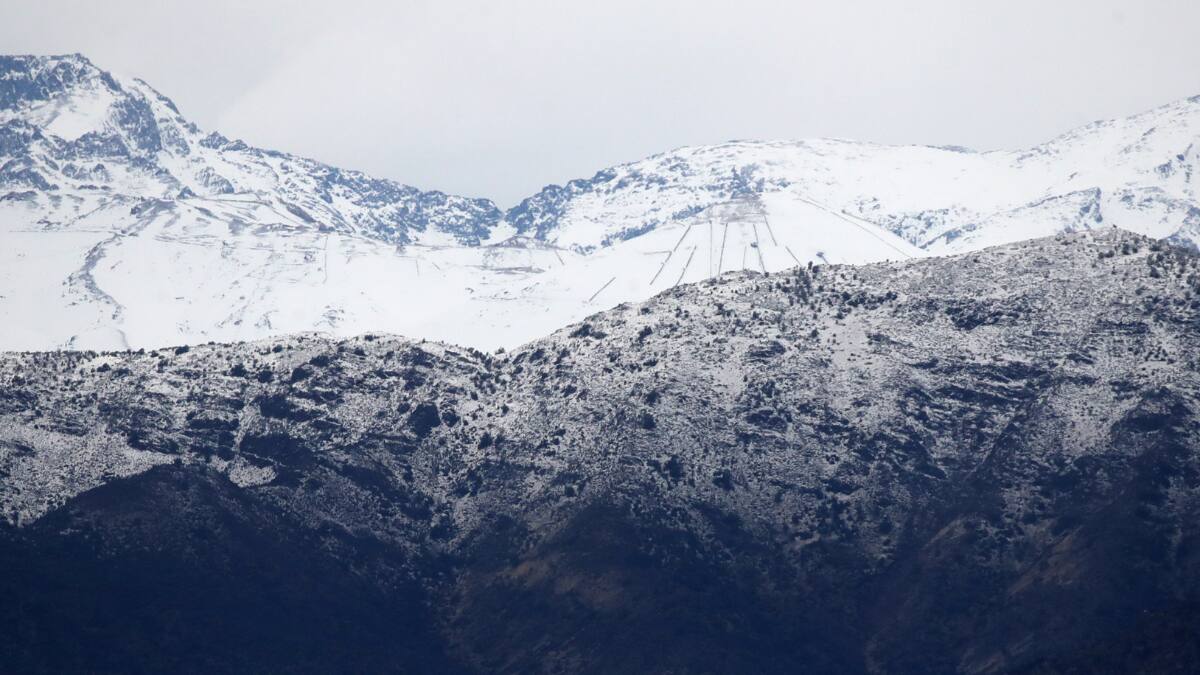 Emiten avisos meteorológicos por lluvias y nevadas en seis regiones del país