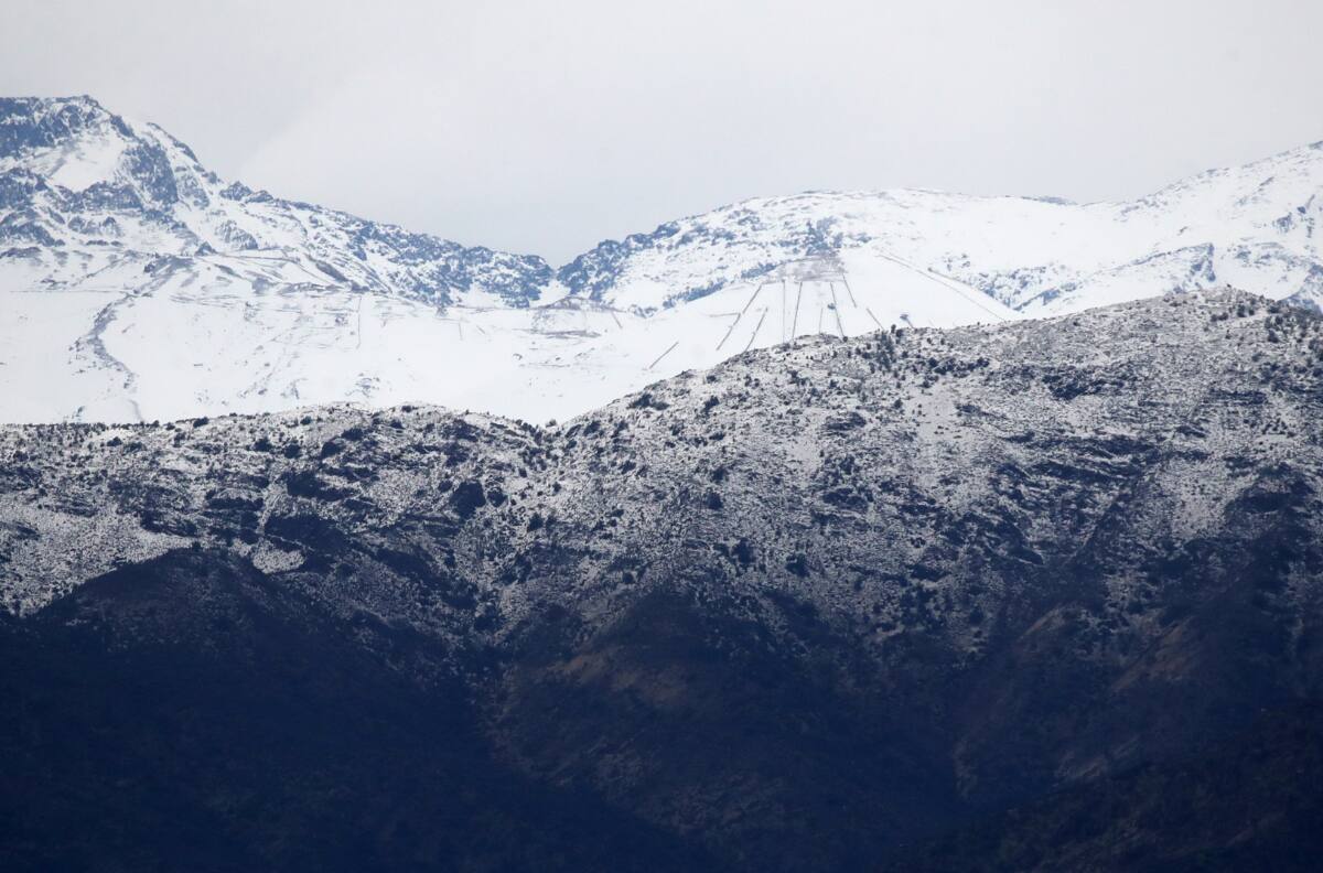 Emiten avisos meteorológicos por lluvias y nevadas en seis regiones del país
