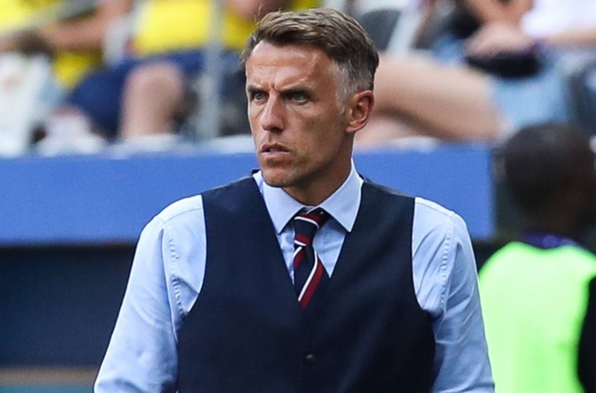 Phil Neville pidió a los futbolistas dejar las redes sociales