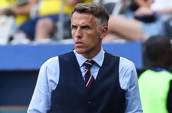 Phil Neville pidió a los futbolistas dejar las redes sociales