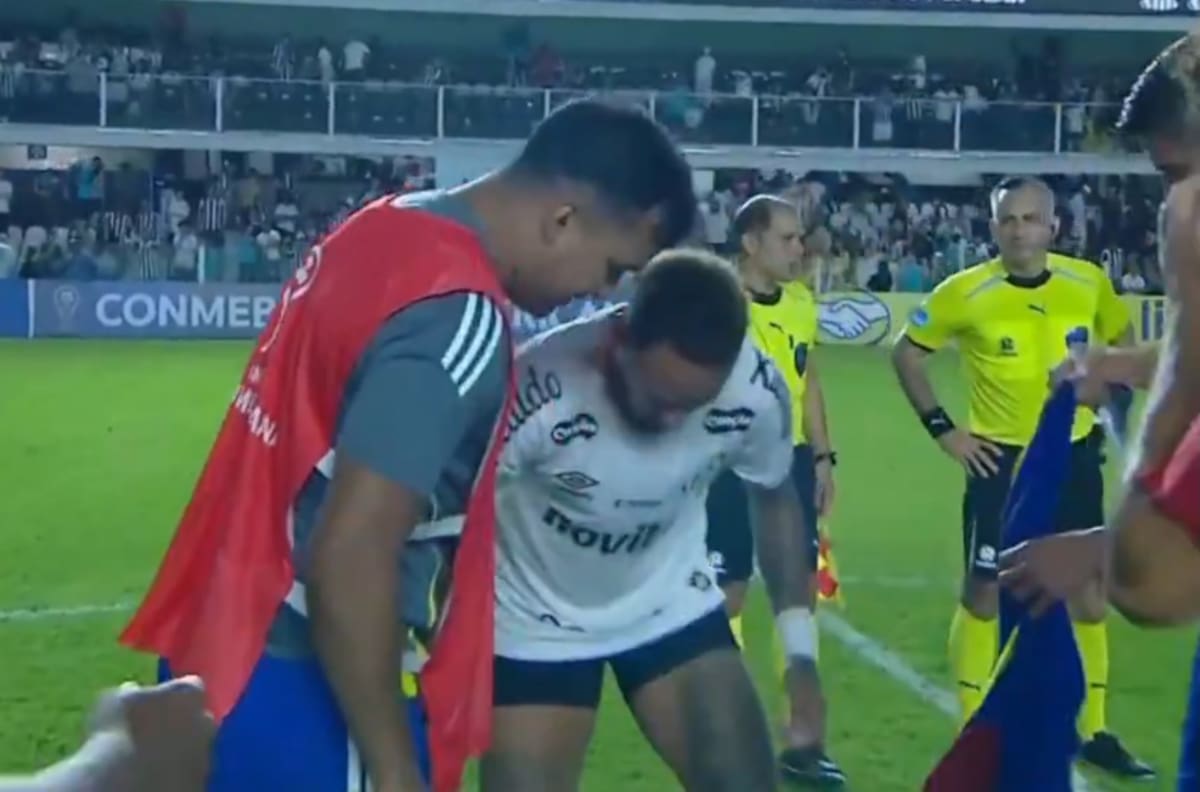 VIDEO | La particular imagen que dejó Neymar en Copa Sudamericana: ¡sus rivales le pidieron hasta el short!