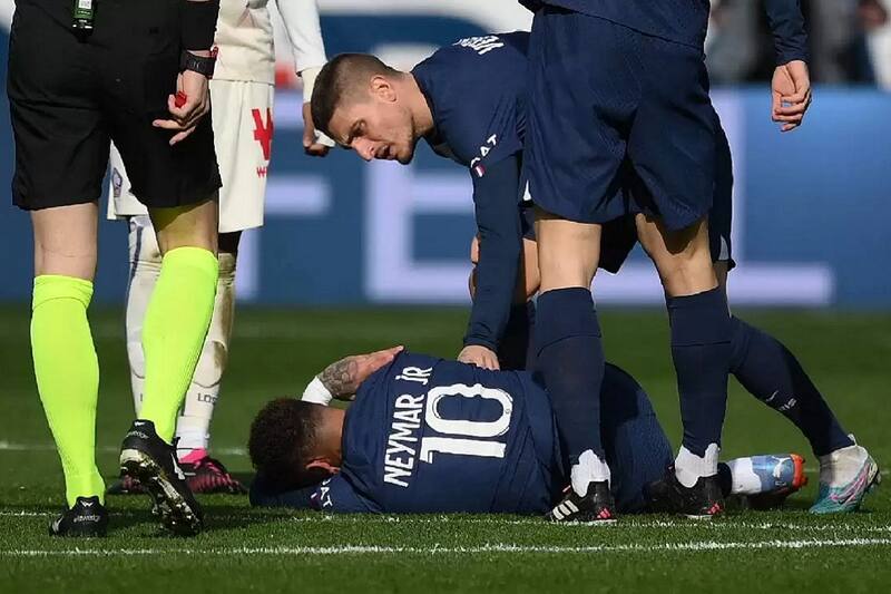 El delantero brasileño deberá someterse a una intervención quirúrgica.