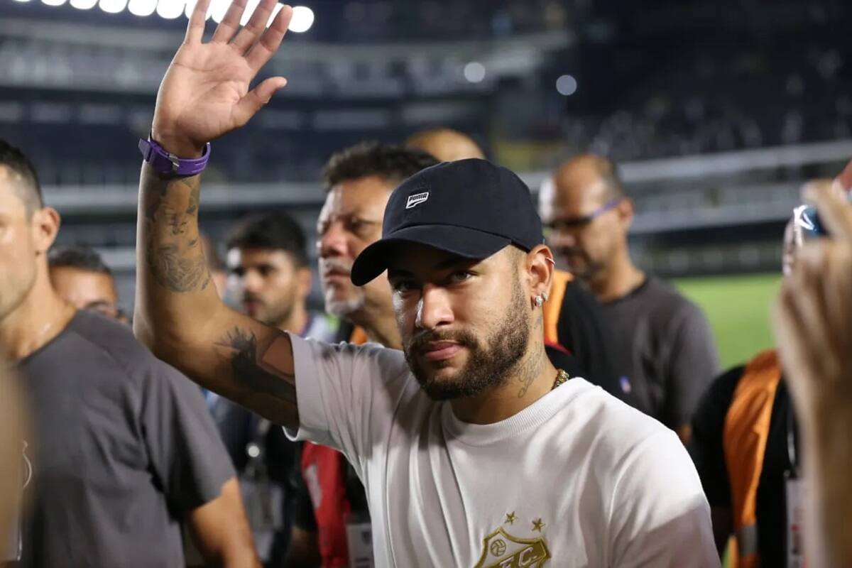 Neymar asistió al partido del Santos contra el Corinthians.